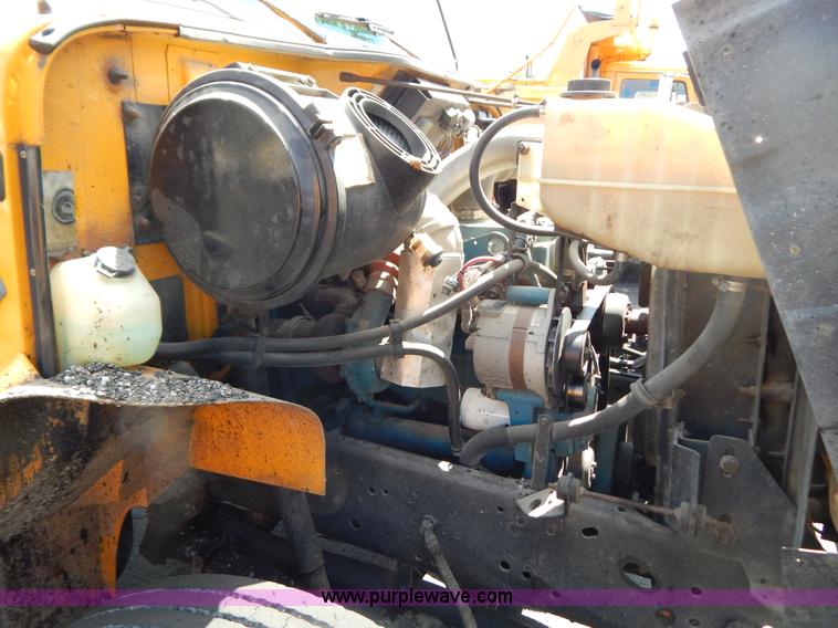 image for item G3487 1998 International 4900 oil distribution truck