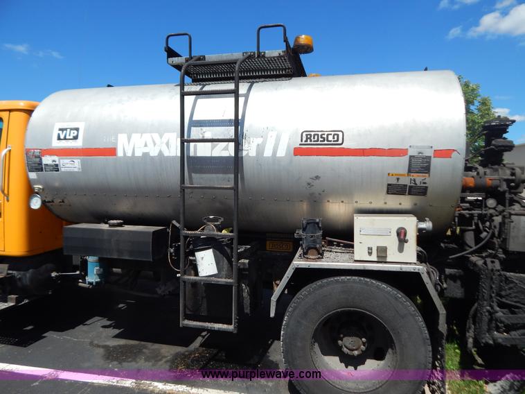 image for item G3487 1998 International 4900 oil distribution truck