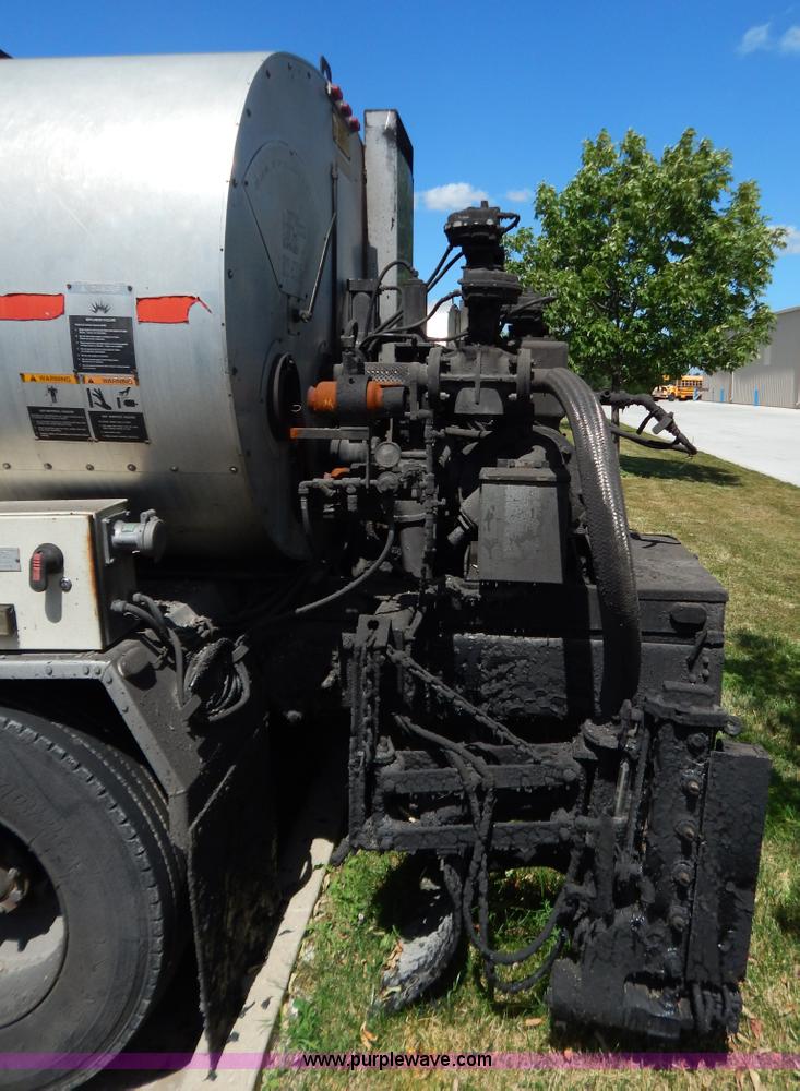 image for item G3487 1998 International 4900 oil distribution truck