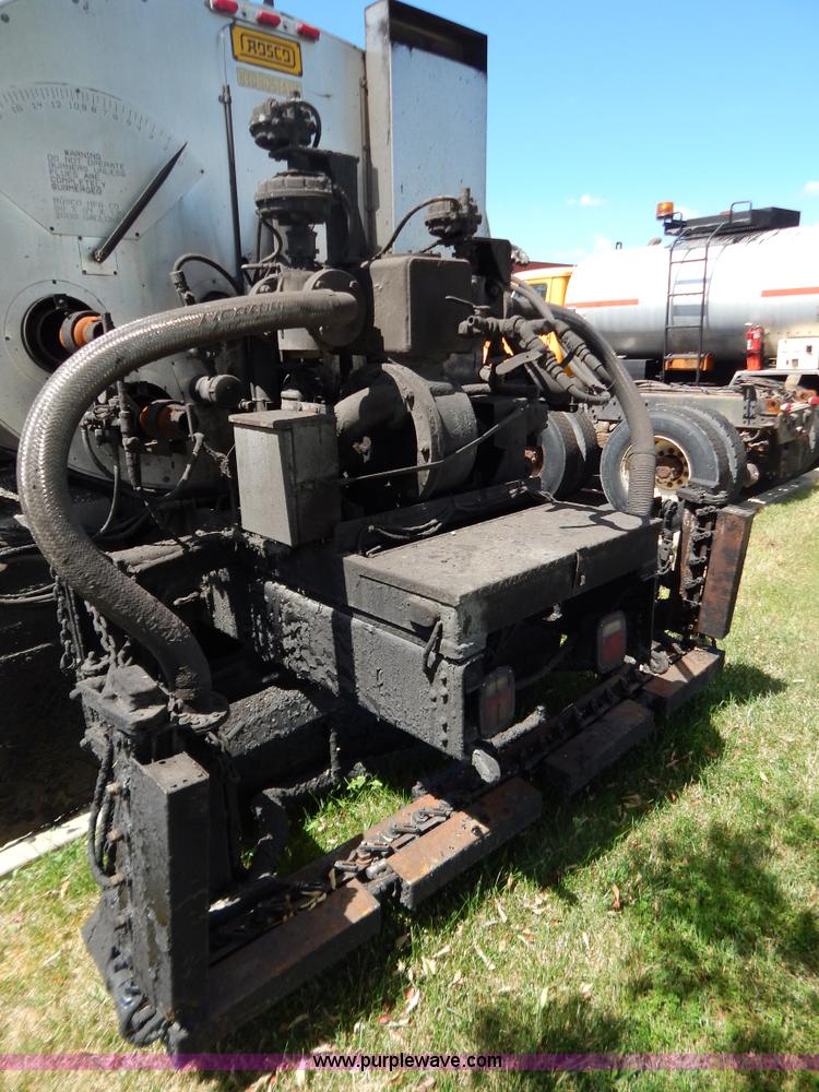 image for item G3487 1998 International 4900 oil distribution truck