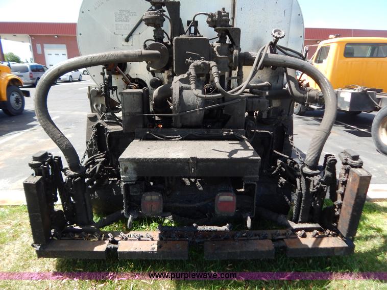 image for item G3487 1998 International 4900 oil distribution truck