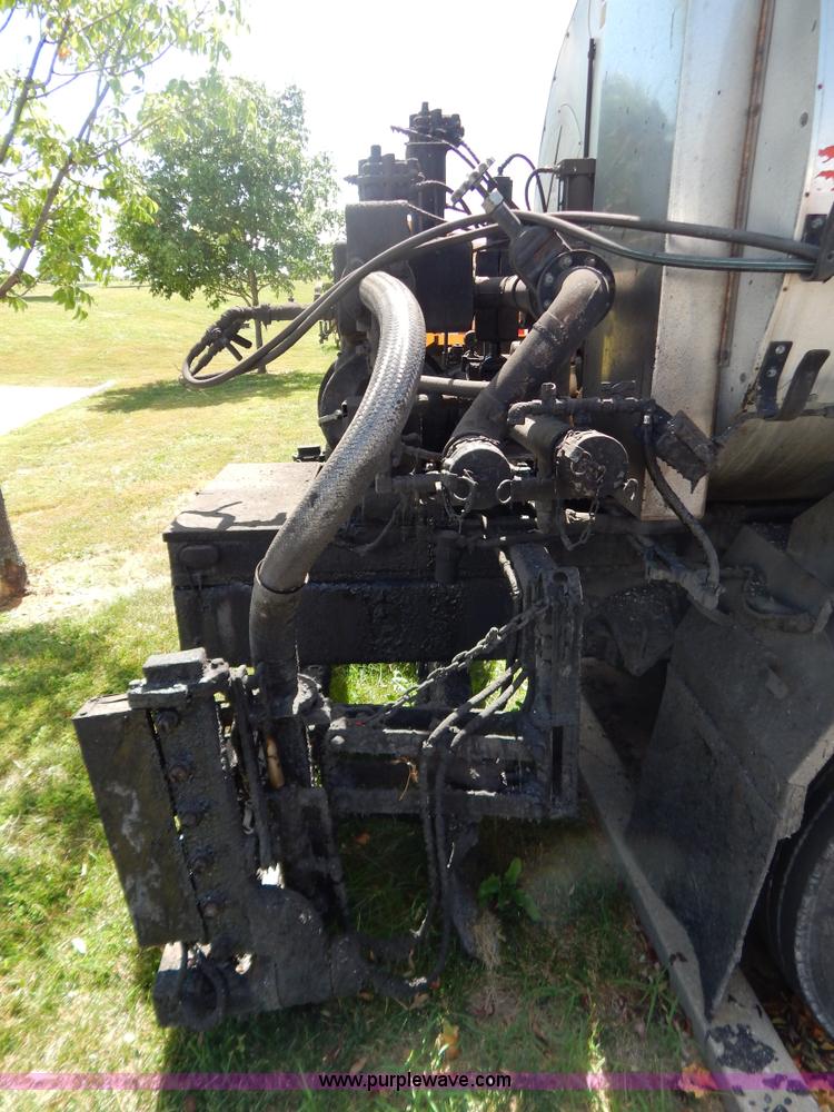 image for item G3487 1998 International 4900 oil distribution truck