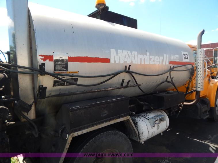 image for item G3487 1998 International 4900 oil distribution truck