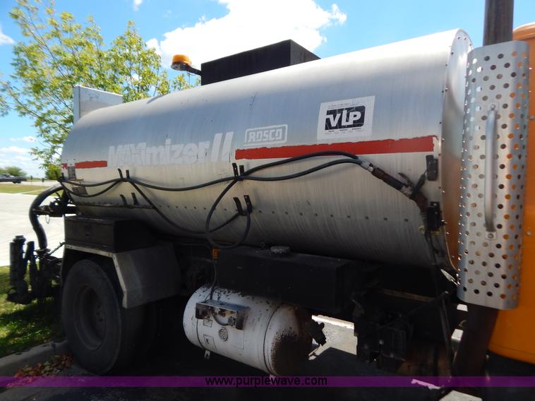 image for item G3487 1998 International 4900 oil distribution truck