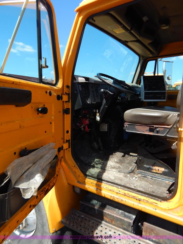 image for item G3487 1998 International 4900 oil distribution truck