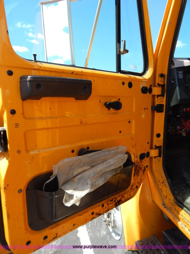 image for item G3487 1998 International 4900 oil distribution truck