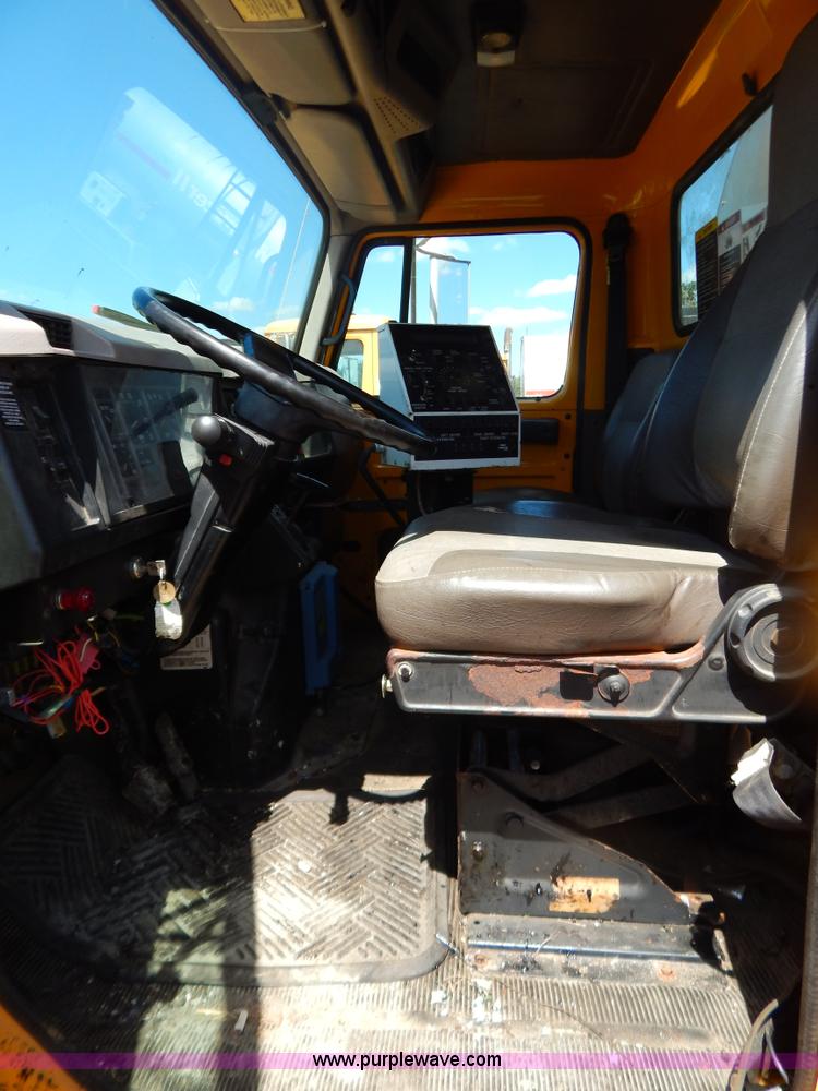 image for item G3487 1998 International 4900 oil distribution truck