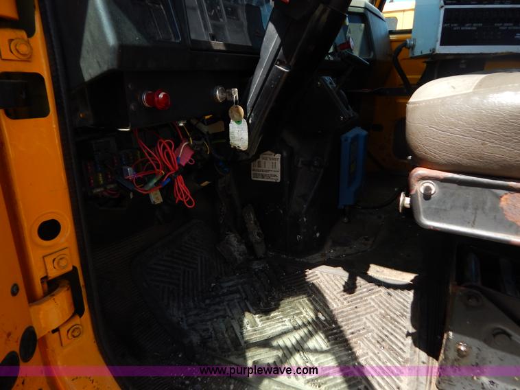 image for item G3487 1998 International 4900 oil distribution truck