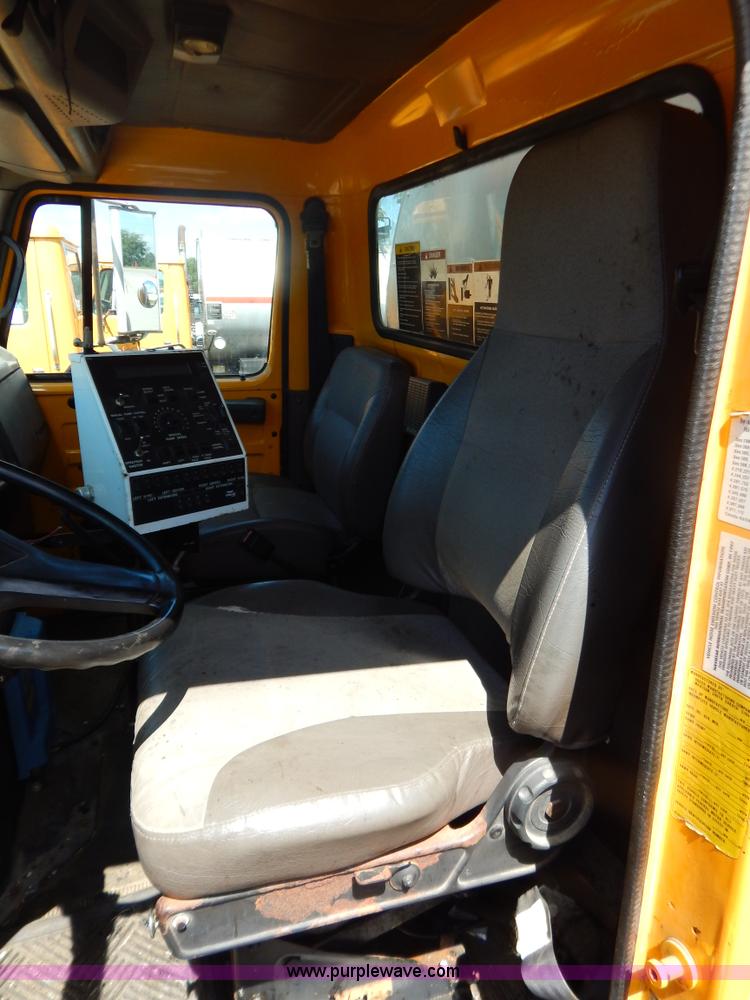 image for item G3487 1998 International 4900 oil distribution truck