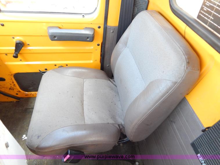 image for item G3487 1998 International 4900 oil distribution truck