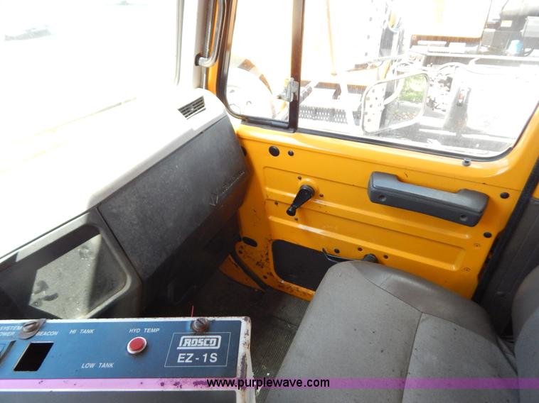 image for item G3487 1998 International 4900 oil distribution truck