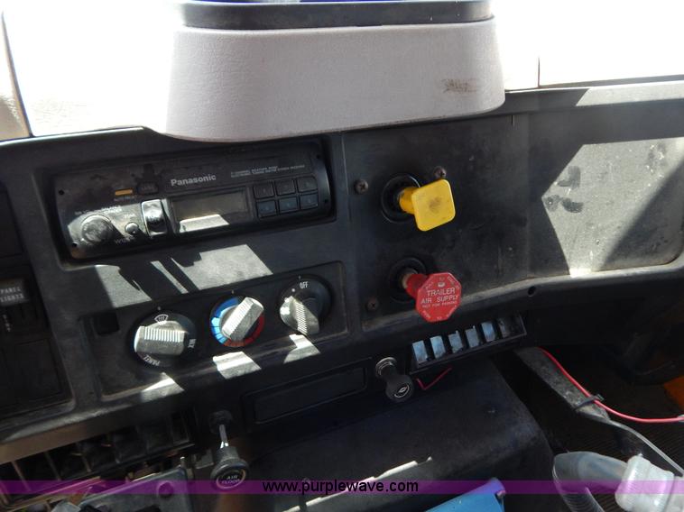 image for item G3487 1998 International 4900 oil distribution truck