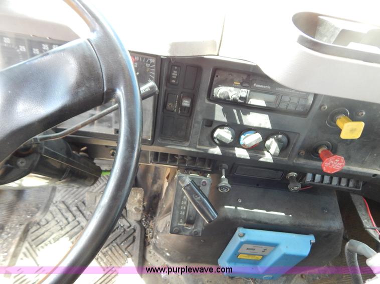 image for item G3487 1998 International 4900 oil distribution truck