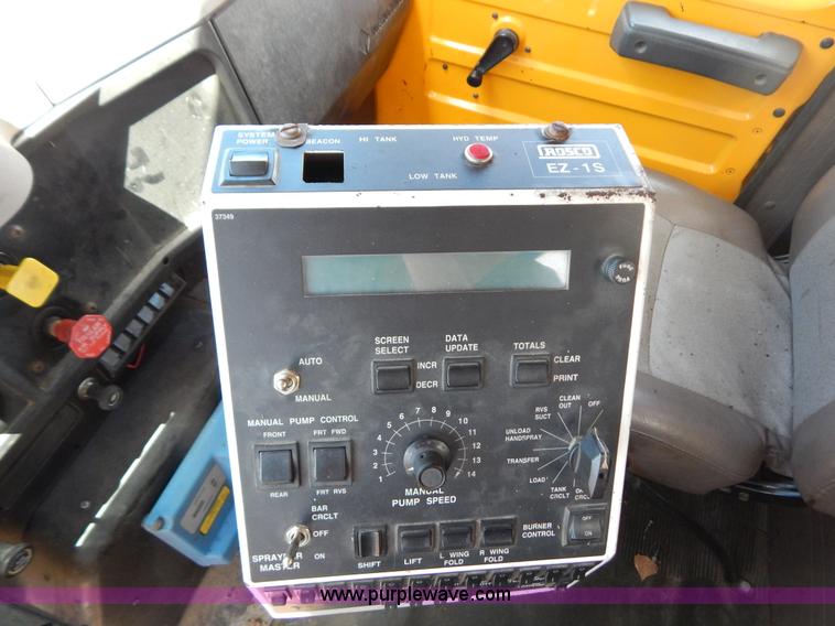 image for item G3487 1998 International 4900 oil distribution truck