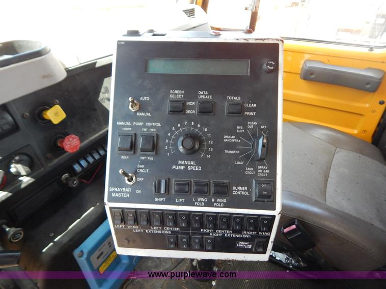 image for item G3487 1998 International 4900 oil distribution truck