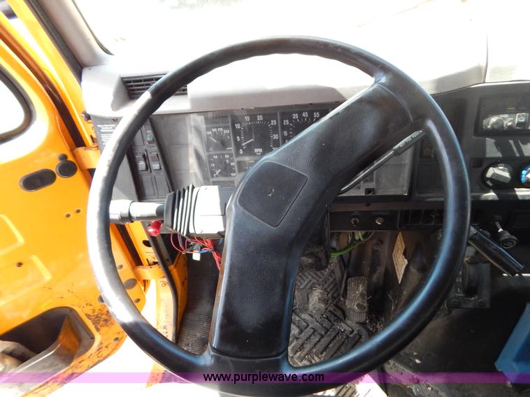 image for item G3487 1998 International 4900 oil distribution truck