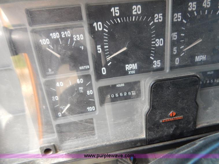 image for item G3487 1998 International 4900 oil distribution truck