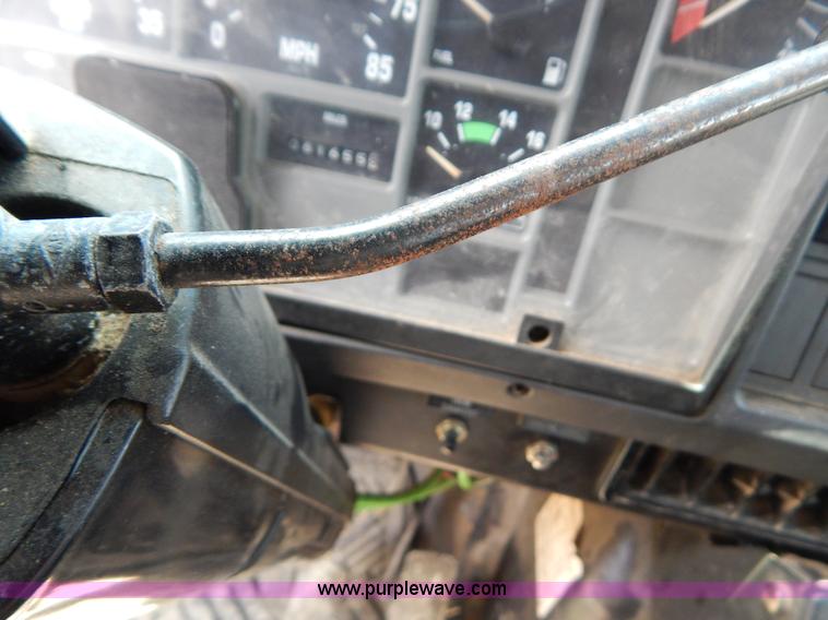 image for item G3487 1998 International 4900 oil distribution truck