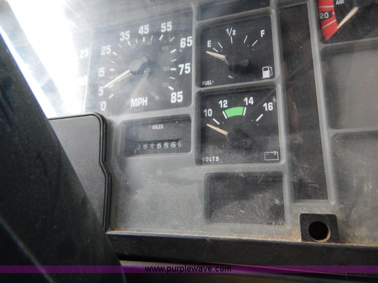 image for item G3487 1998 International 4900 oil distribution truck