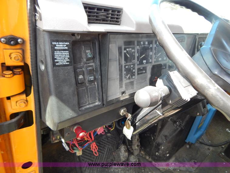 image for item G3487 1998 International 4900 oil distribution truck