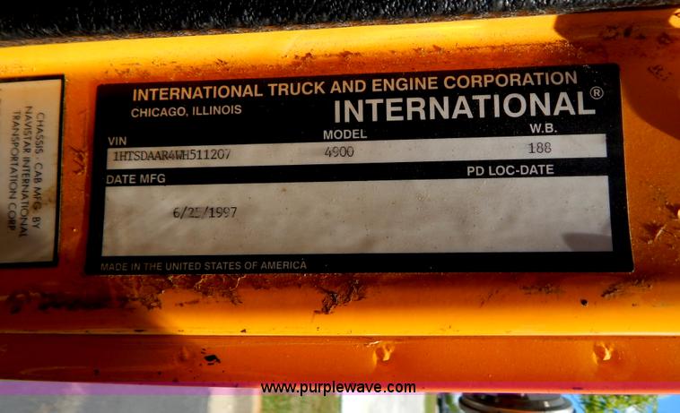 image for item G3487 1998 International 4900 oil distribution truck