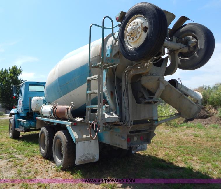 image for item G3495 1990 Freightliner FLC112SD 10 yard concrete mixer