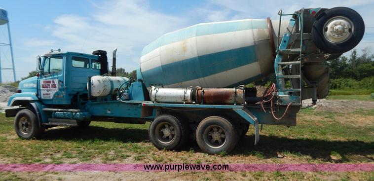 image for item G3495 1990 Freightliner FLC112SD 10 yard concrete mixer