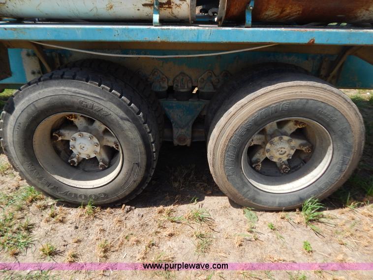 image for item G3495 1990 Freightliner FLC112SD 10 yard concrete mixer