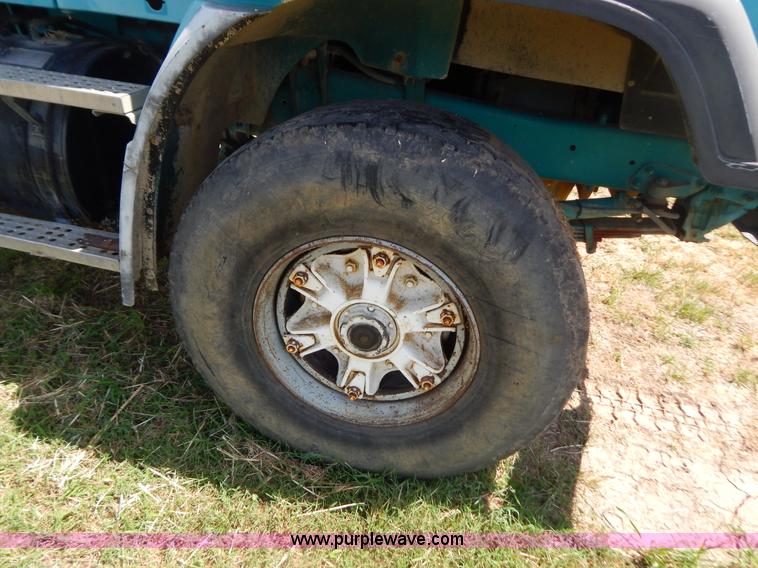 image for item G3495 1990 Freightliner FLC112SD 10 yard concrete mixer