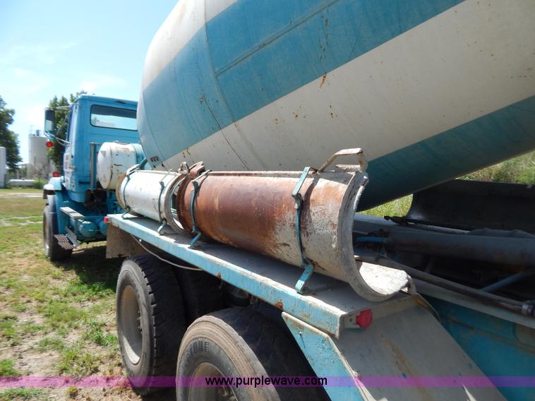 image for item G3495 1990 Freightliner FLC112SD 10 yard concrete mixer