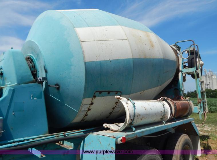 image for item G3495 1990 Freightliner FLC112SD 10 yard concrete mixer