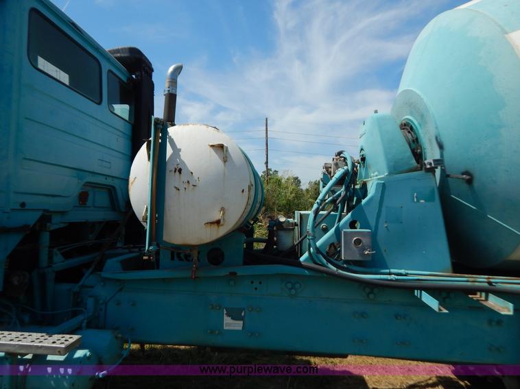 image for item G3495 1990 Freightliner FLC112SD 10 yard concrete mixer