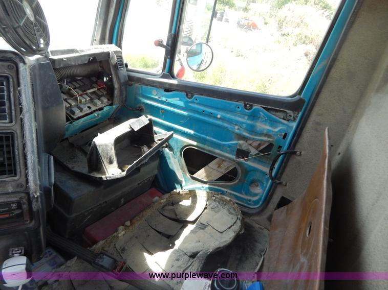 image for item G3495 1990 Freightliner FLC112SD 10 yard concrete mixer