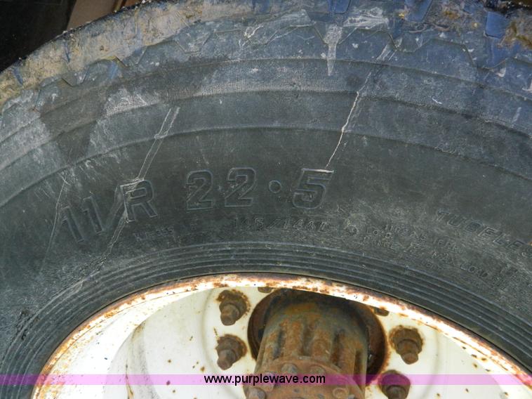 image for item G7876 1988 Ford L9000 AeroMax boom truck