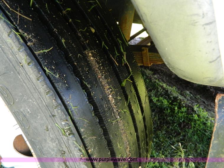 image for item G7876 1988 Ford L9000 AeroMax boom truck