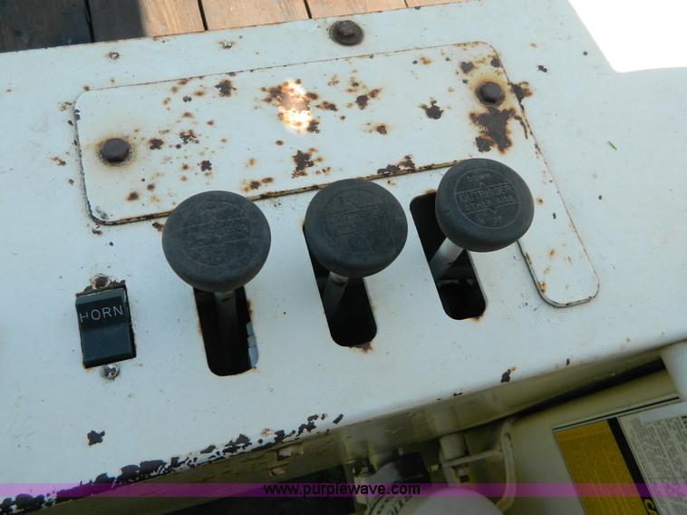 image for item G7876 1988 Ford L9000 AeroMax boom truck