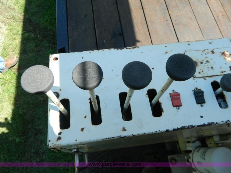 image for item G7876 1988 Ford L9000 AeroMax boom truck