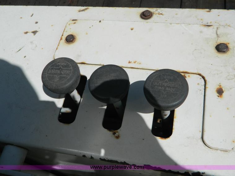 image for item G7876 1988 Ford L9000 AeroMax boom truck