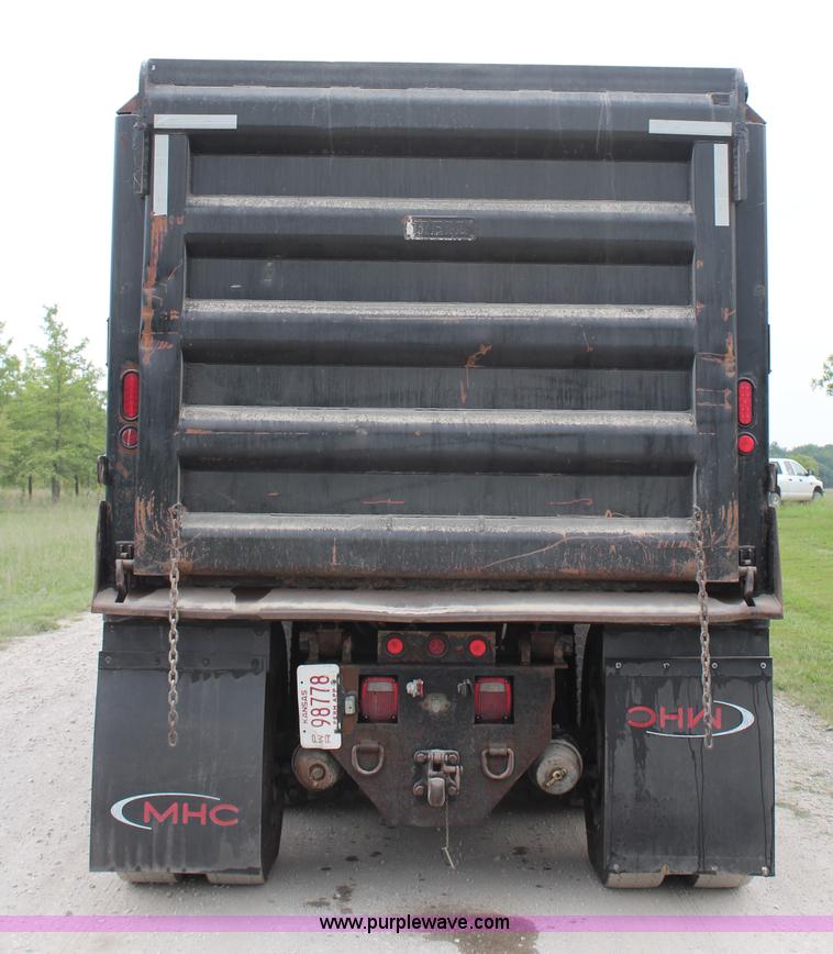 image for item H6606 2006 Kenworth T800B tri-axle dump truck