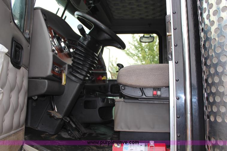 image for item H6606 2006 Kenworth T800B tri-axle dump truck