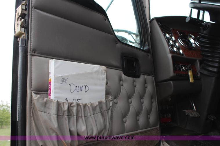 image for item H6606 2006 Kenworth T800B tri-axle dump truck