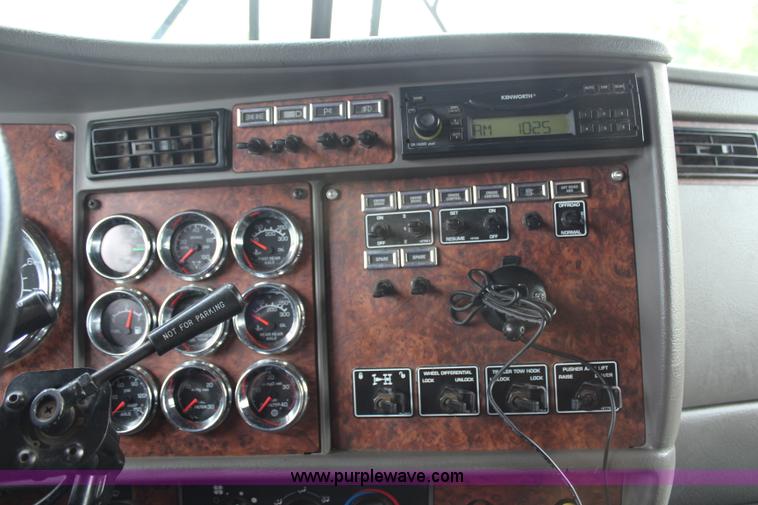 image for item H6606 2006 Kenworth T800B tri-axle dump truck