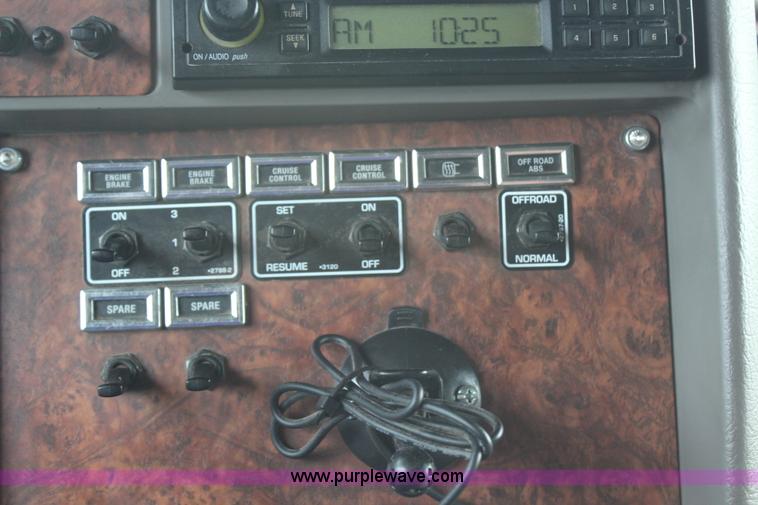 image for item H6606 2006 Kenworth T800B tri-axle dump truck