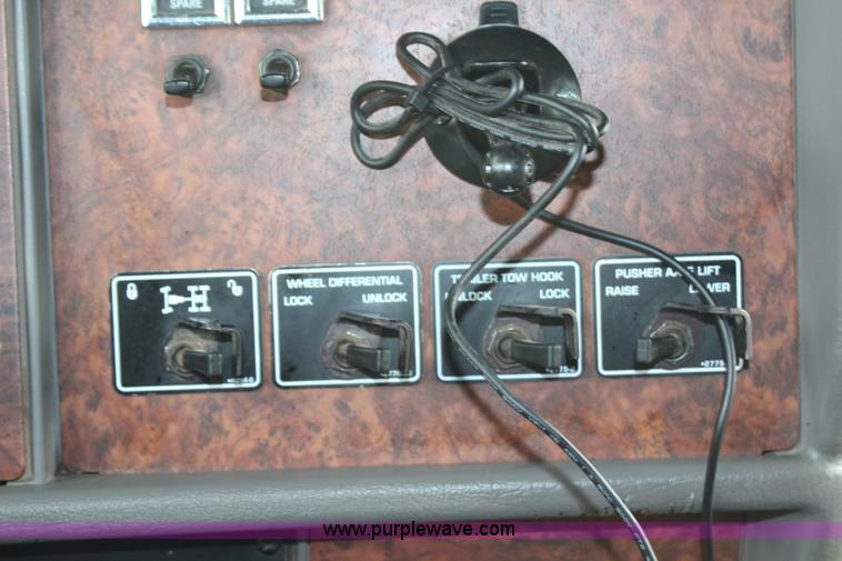 image for item H6606 2006 Kenworth T800B tri-axle dump truck