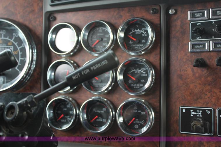 image for item H6606 2006 Kenworth T800B tri-axle dump truck