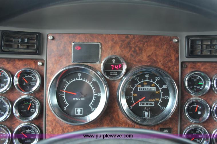 image for item H6606 2006 Kenworth T800B tri-axle dump truck