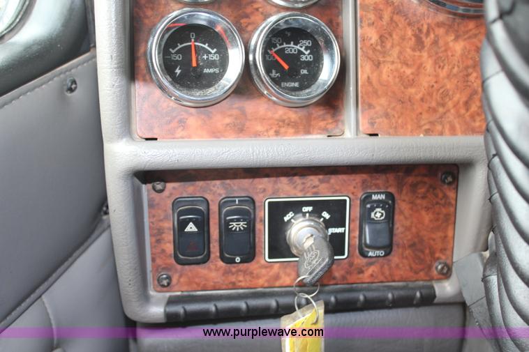 image for item H6606 2006 Kenworth T800B tri-axle dump truck