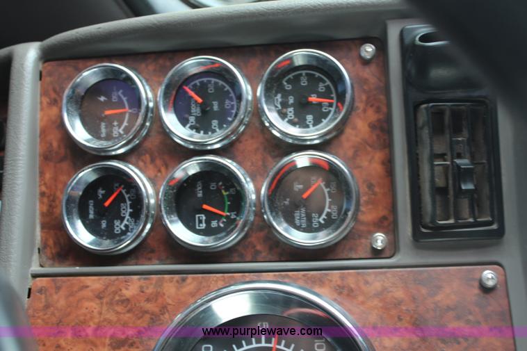 image for item H6606 2006 Kenworth T800B tri-axle dump truck