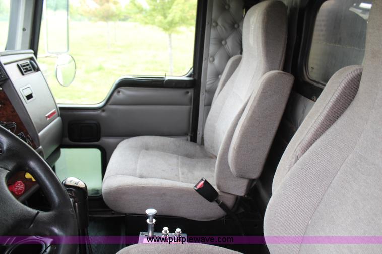 image for item H6606 2006 Kenworth T800B tri-axle dump truck