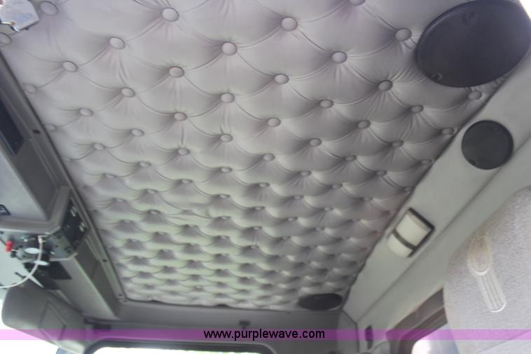 image for item H6606 2006 Kenworth T800B tri-axle dump truck